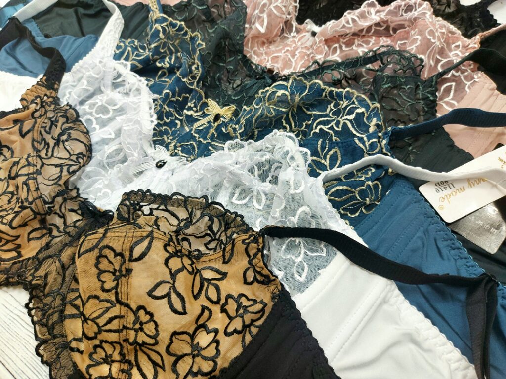 Galeria modeli Miękkie biustonosze z przezroczystej koronki